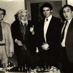 U društvu sa šahistima Petrosjan, Polugajevski i Kasparov, u kući Mujezinovića 1983